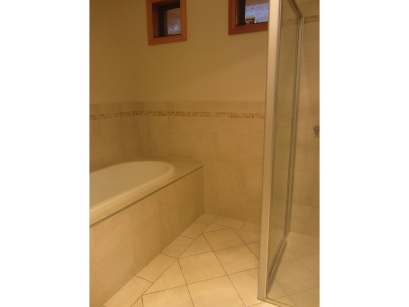 20 Robbins Drive, East Albury NSW 2640