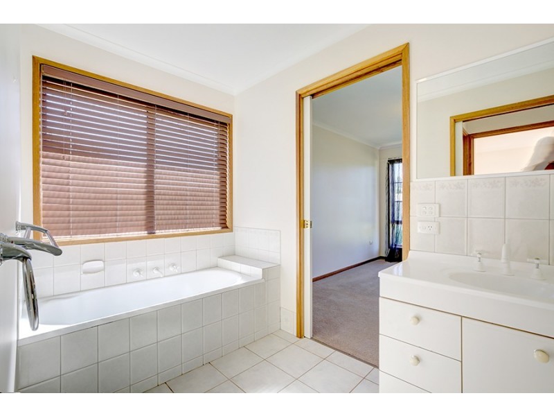 76 Adams Street, Jindera NSW 2642