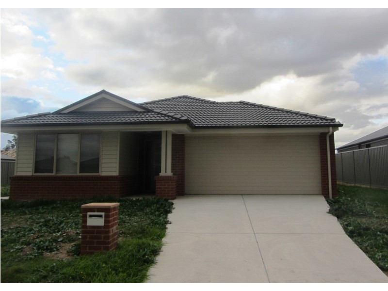 2 Sturt Place, Thurgoona NSW 2640