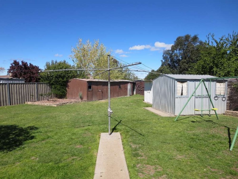303 Sunshine Court, Lavington NSW 2641