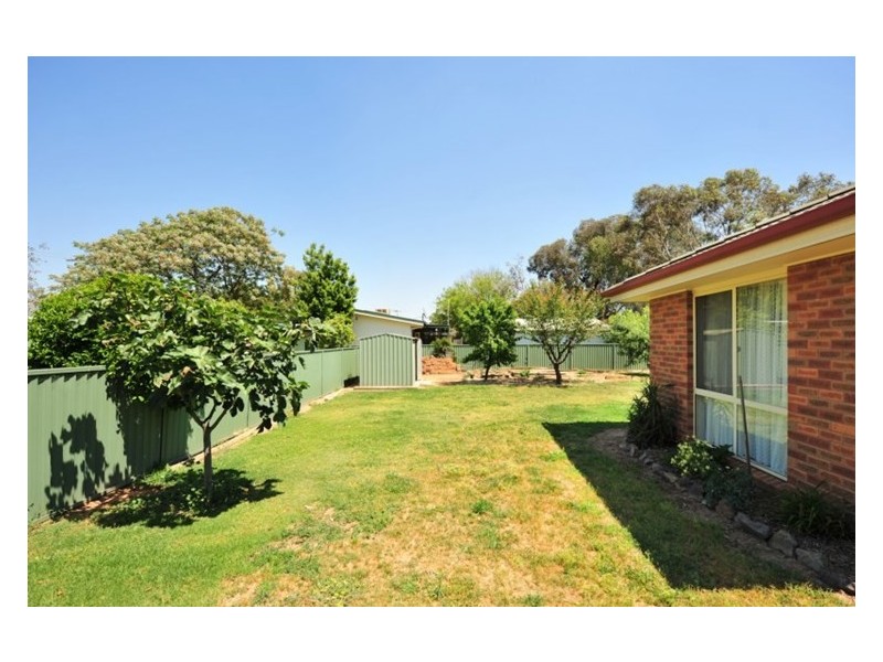 33 Larmer Street, Howlong NSW 2643