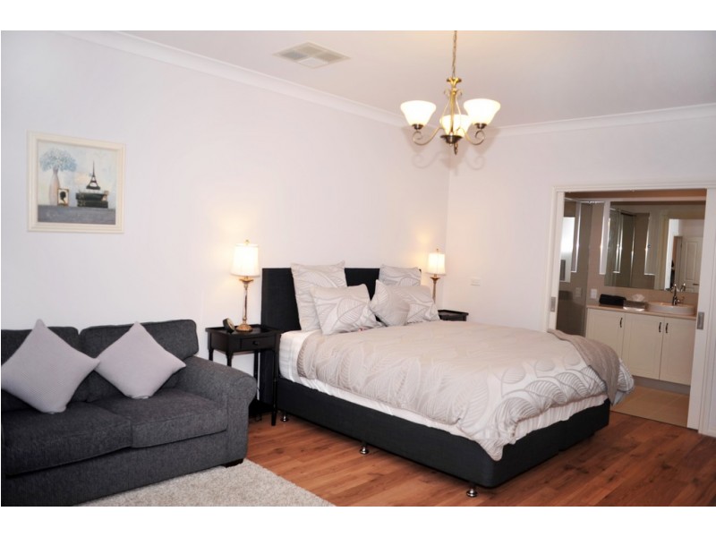 39 Hawkins Street, Howlong NSW 2643