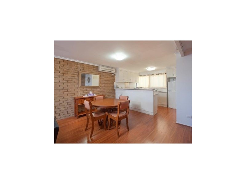 2/429 Griffith Road, Lavington NSW 2641
