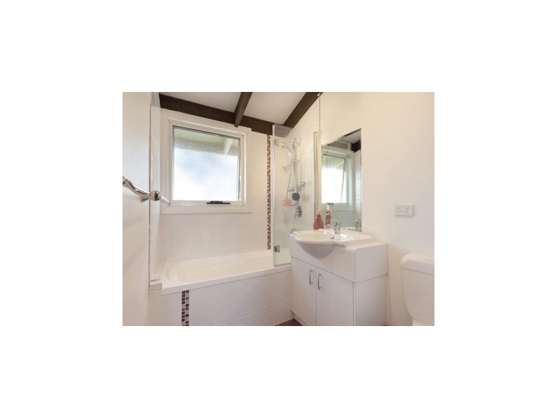 2/429 Griffith Road, Lavington NSW 2641