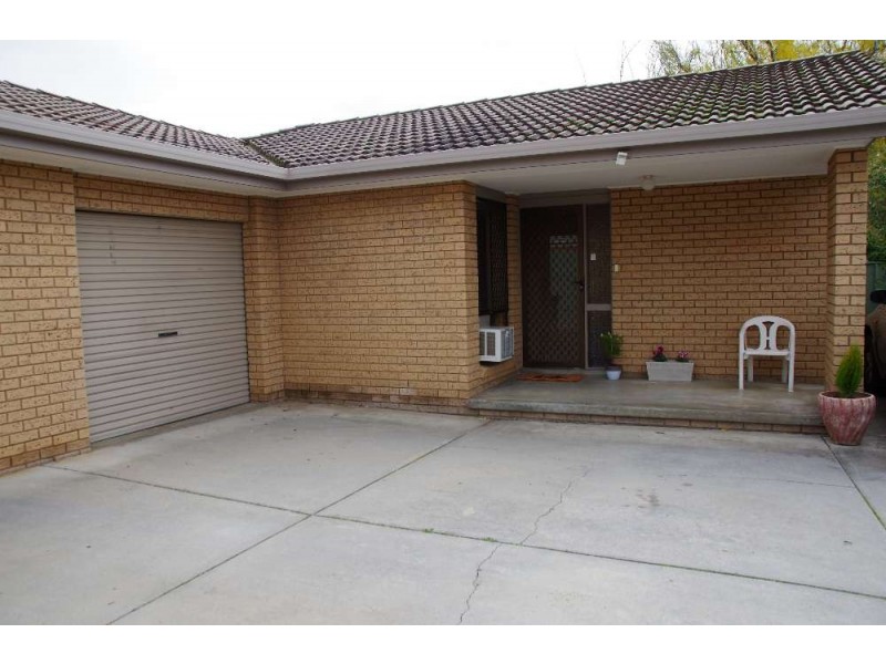 2/4 Kambora Court, Lavington NSW 2641