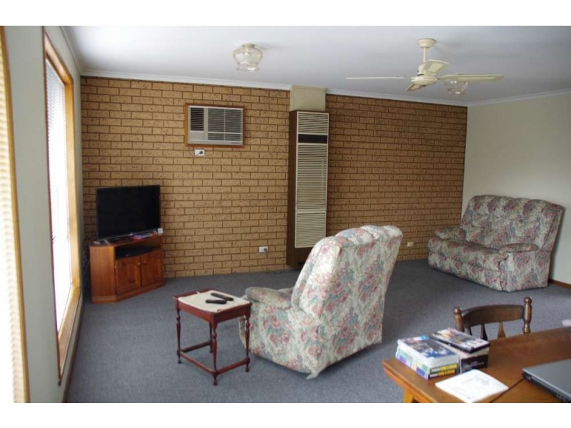 2/4 Kambora Court, Lavington NSW 2641