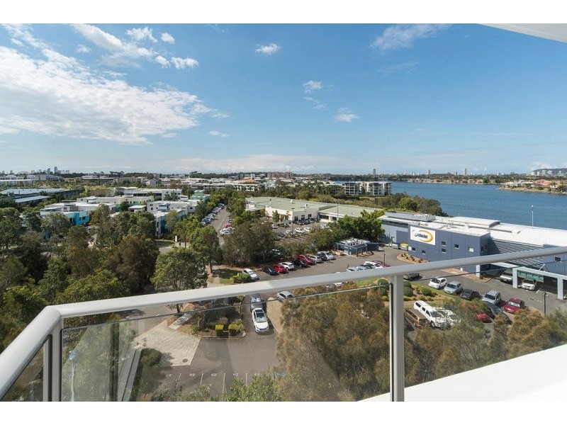 KOS / 33 lakefront Crescent, Varsity Lakes QLD 4227