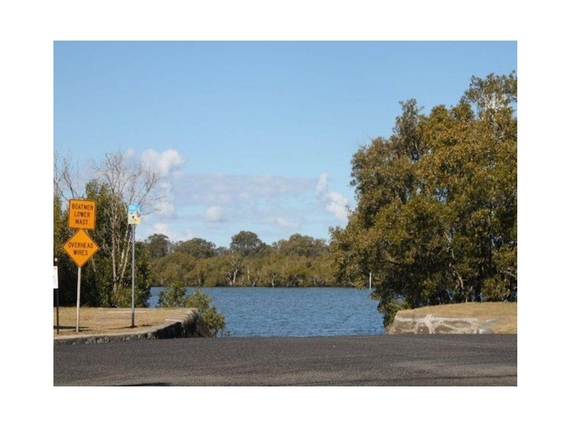 819 Esplanade, Lota QLD 4179