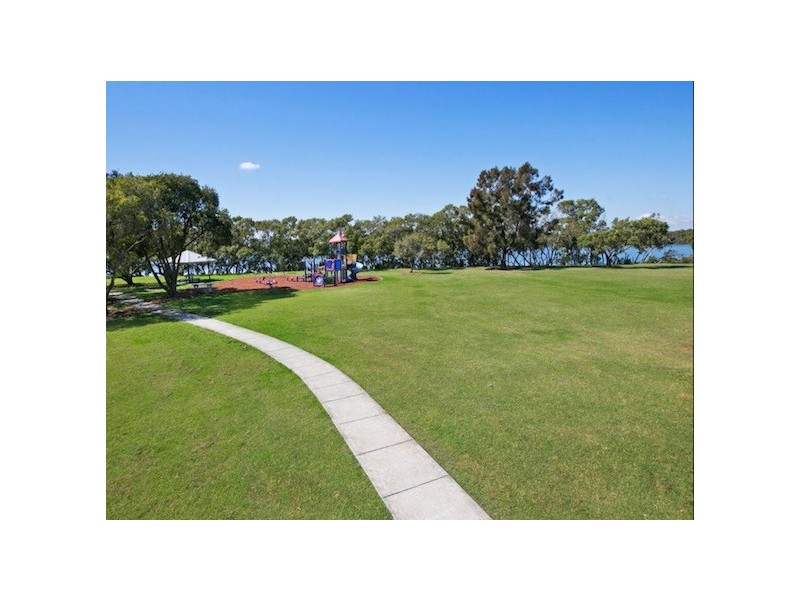 819 Esplanade, Lota QLD 4179