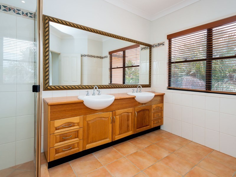 Sovereign Islands QLD 4216