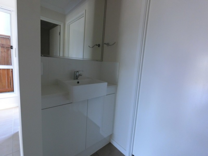 2D Lakes Entrance Drive, Springfield Lakes QLD 4300