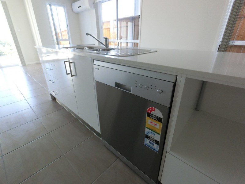 2D Lakes Entrance Drive, Springfield Lakes QLD 4300