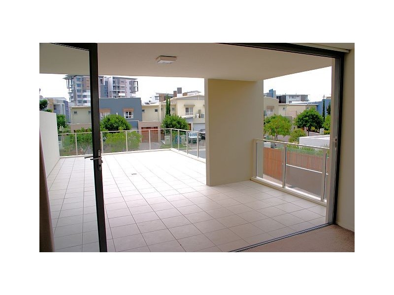2/62 RIVERWALK AVENUE, Robina QLD 4226