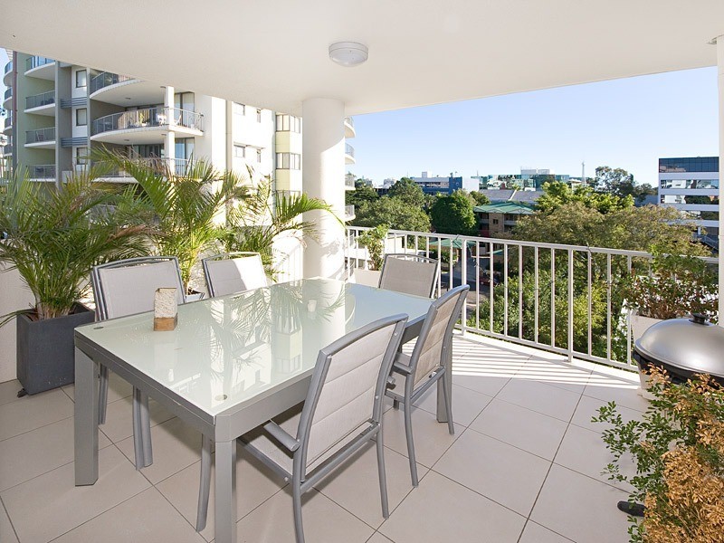 8/15 Walsh Street, Milton QLD 4064