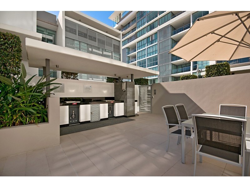 33 TE Peters Drive, Broadbeach QLD 4218