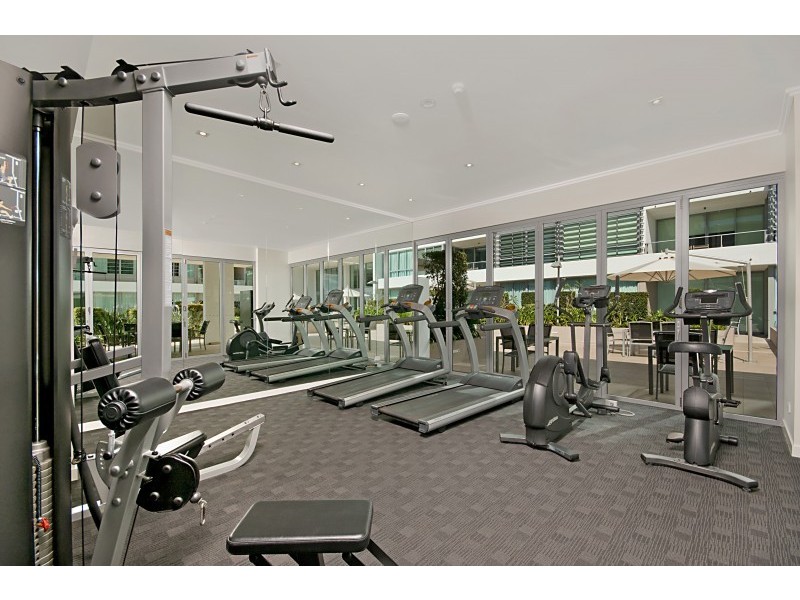 33 TE Peters Drive, Broadbeach QLD 4218