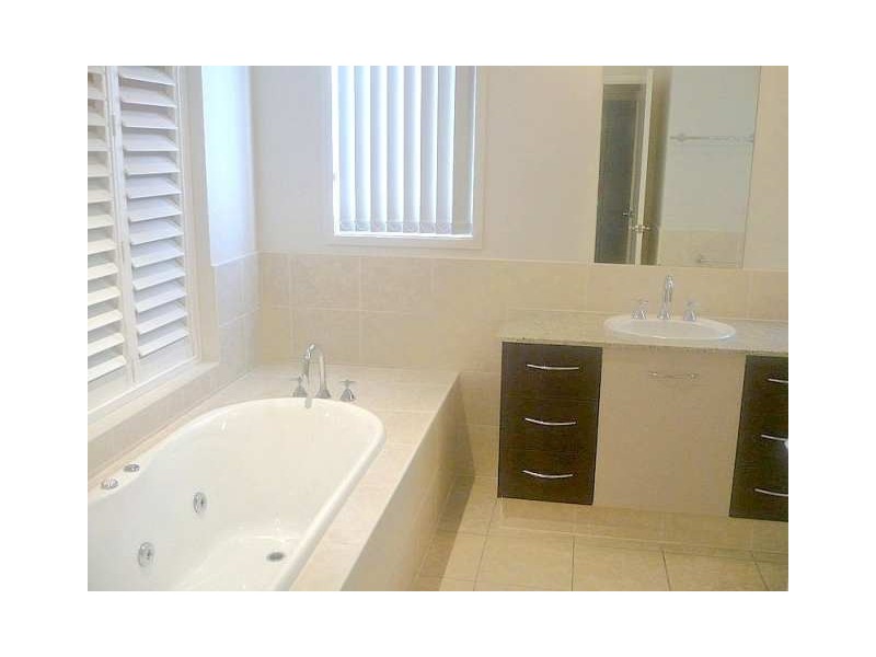 8 Greenway Circuit, Mount Ommaney QLD 4074