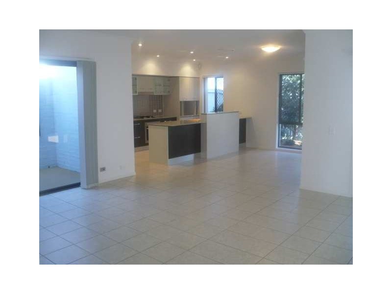 8 Greenway Circuit, Mount Ommaney QLD 4074