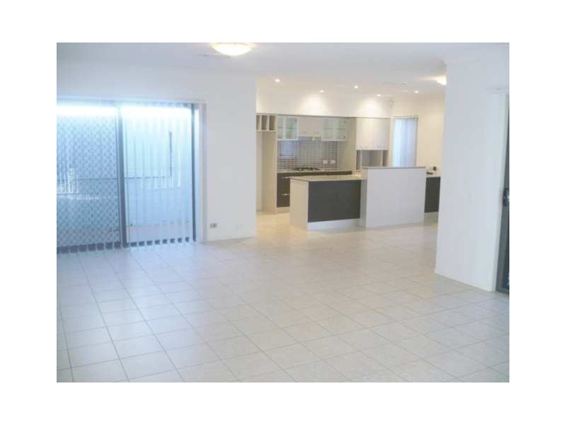 8 Greenway Circuit, Mount Ommaney QLD 4074