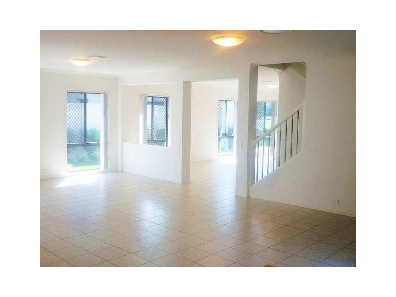 8 Greenway Circuit, Mount Ommaney QLD 4074