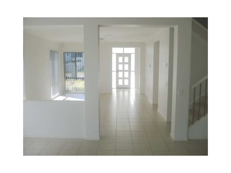 8 Greenway Circuit, Mount Ommaney QLD 4074