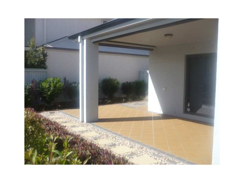 8 Greenway Circuit, Mount Ommaney QLD 4074