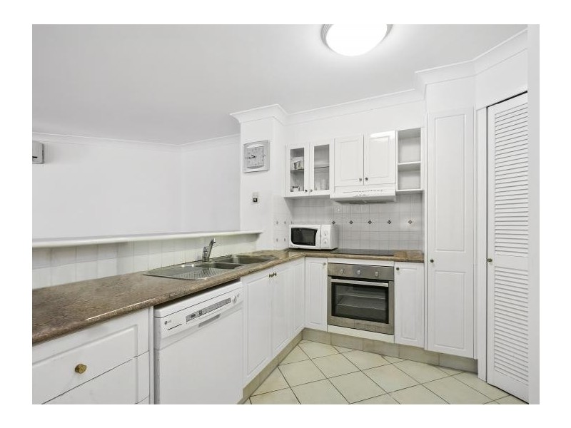 6/100 Cotlew St East, Southport QLD 4215