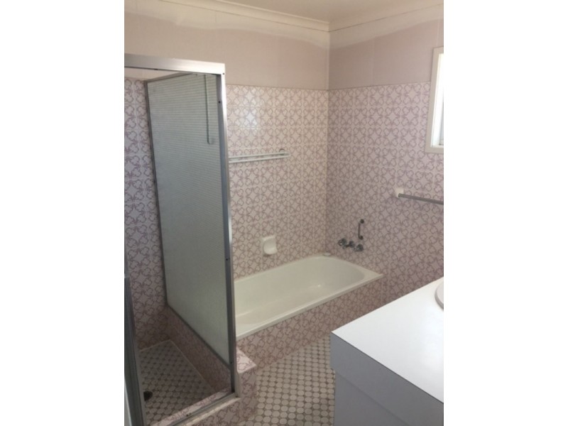 221 BENOWA ROAD, Benowa QLD 4217