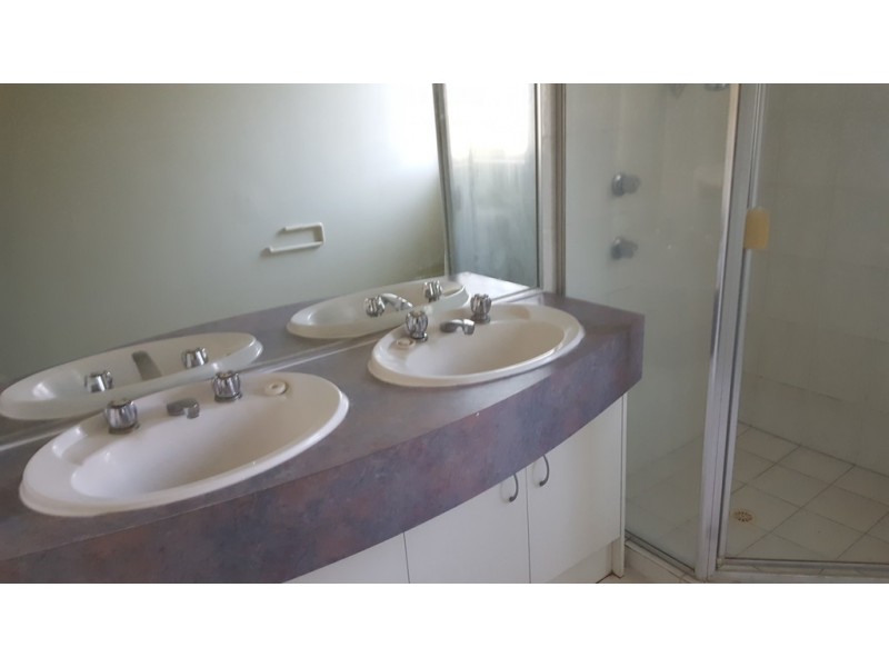 10 Alcheringa Pl, Robertson QLD 4109