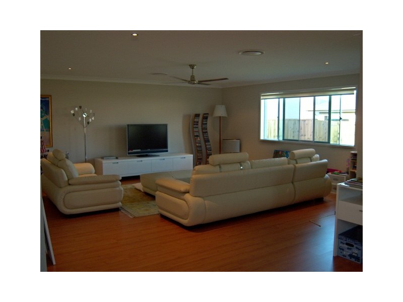 64 RedGum Crescent, Wakerley QLD 4154