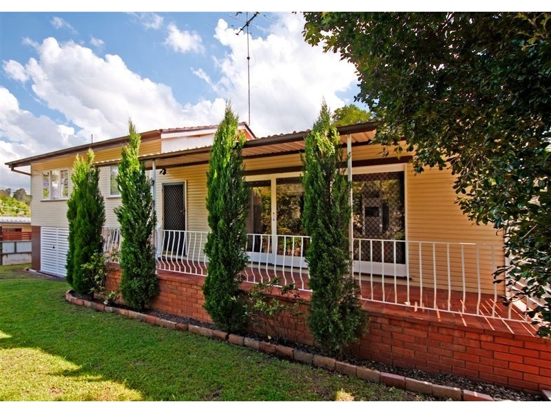 18 Dumbarton Drive, Kenmore QLD 4069