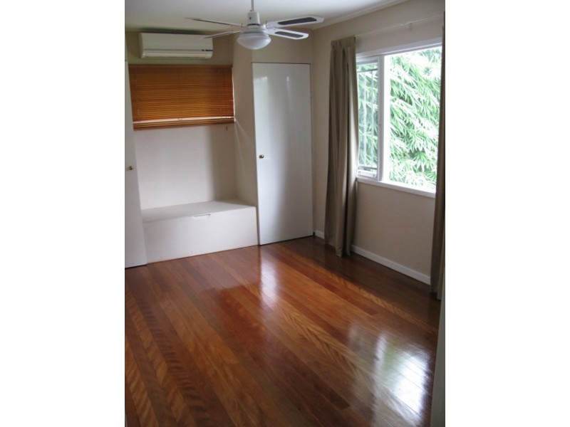 18 Dumbarton Drive, Kenmore QLD 4069