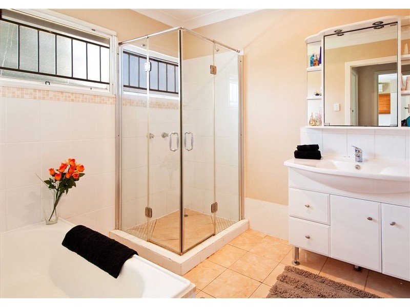 18 Dumbarton Drive, Kenmore QLD 4069