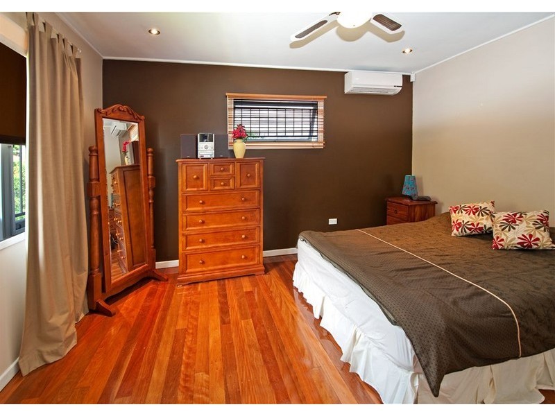 18 Dumbarton Drive, Kenmore QLD 4069