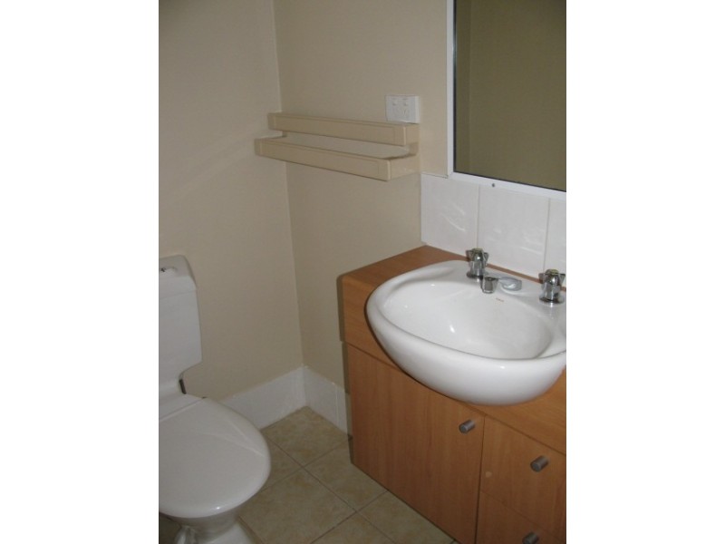 18 Dumbarton Drive, Kenmore QLD 4069