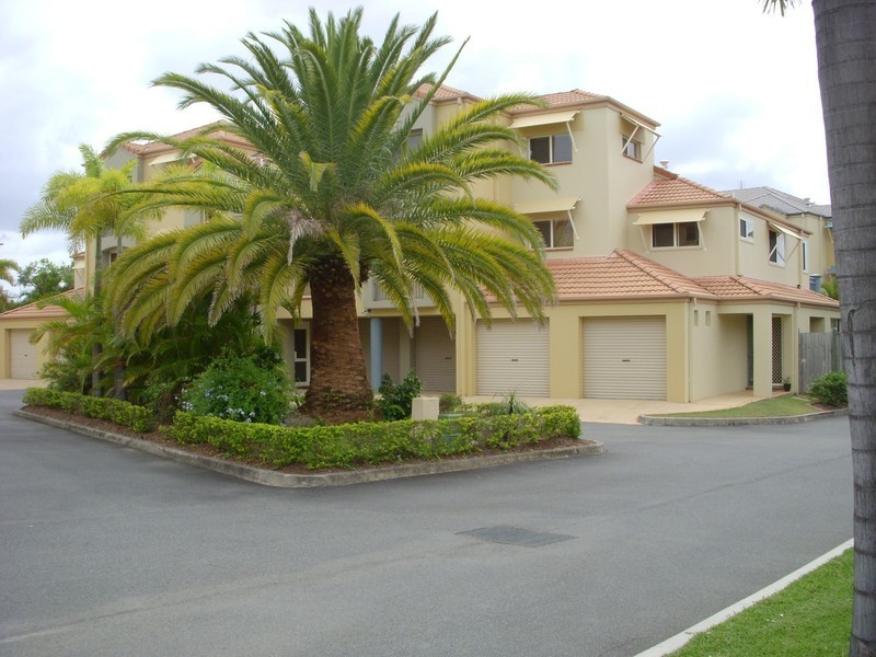 17/82-86 Limetree Parade, Runaway Bay QLD 4216