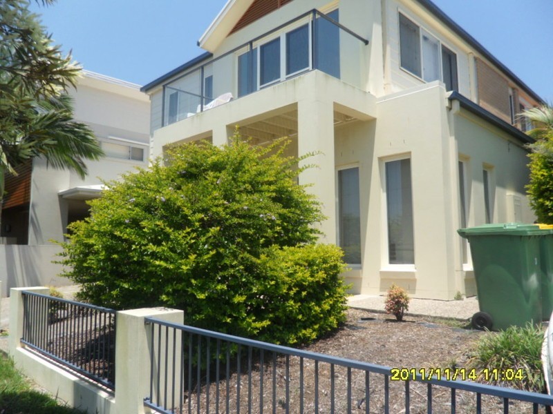 3 Moyenne Crescent, Varsity Lakes QLD 4227