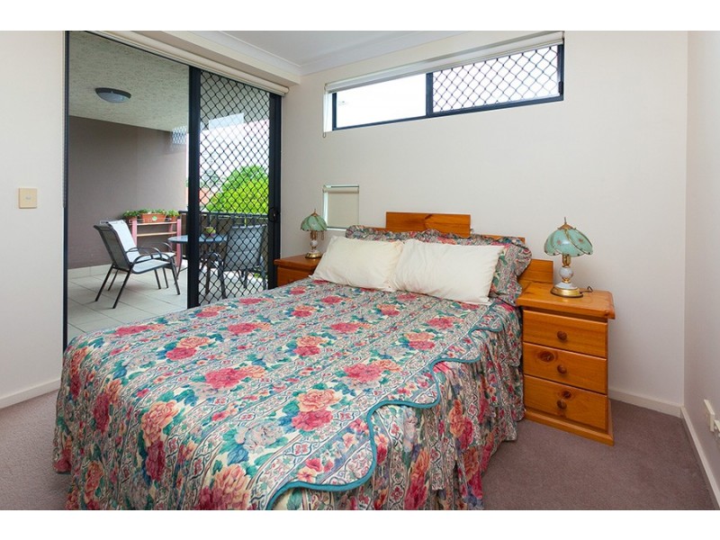 38 Brougham St, Fairfield QLD 4103