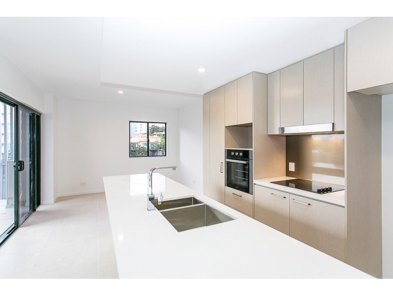 11 ANDREWS STREET, Southport QLD 4215