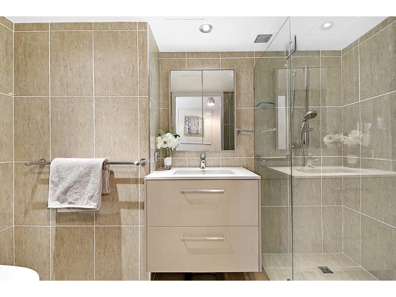 11/22 Armrick Ave, Broadbeach QLD 4218