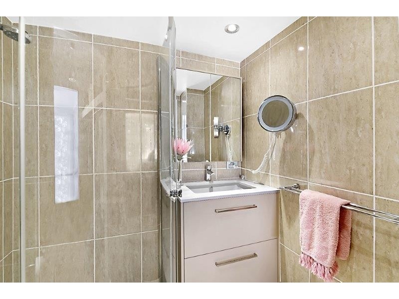 11/22 Armrick Ave, Broadbeach QLD 4218