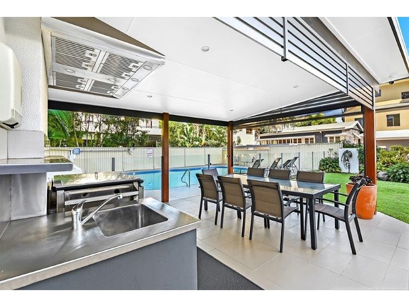 11/22 Armrick Ave, Broadbeach QLD 4218