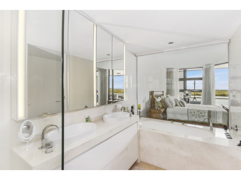 Paradise Point QLD 4216