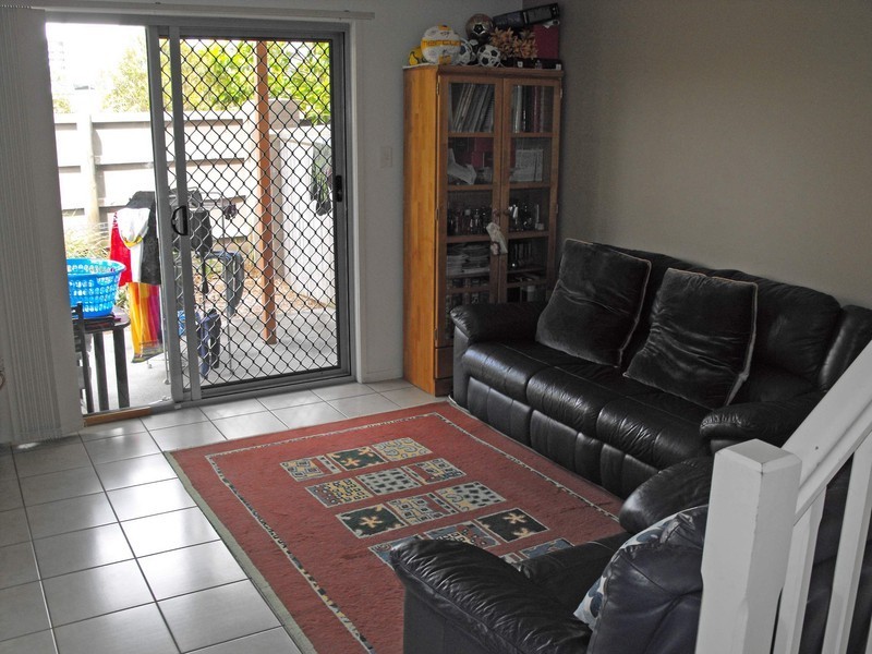 1 / 6 – 32 University Drive, Meadowbrook QLD 4131