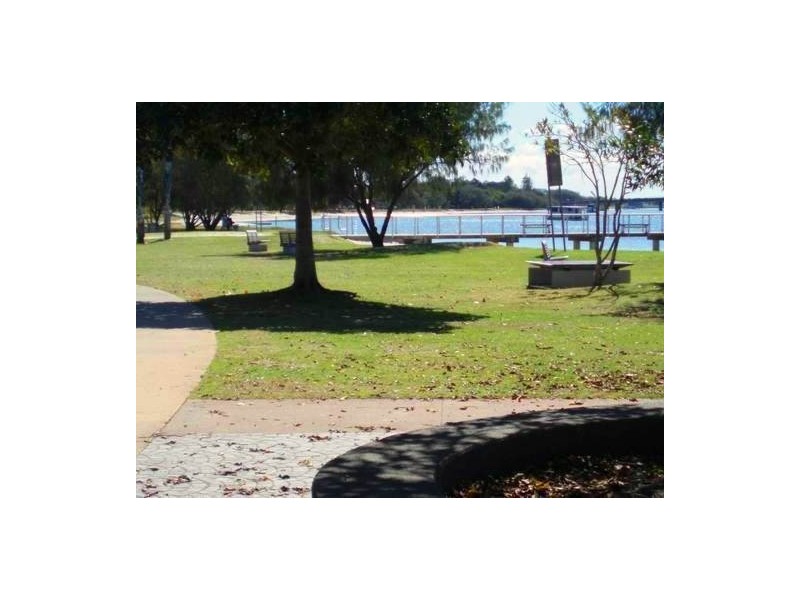 16 Plover Ave, Paradise Point QLD 4216