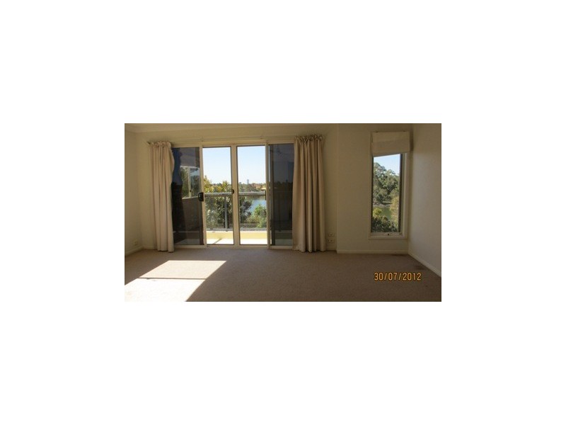 3 Moyenne Crescent, Varsity Lakes QLD 4227
