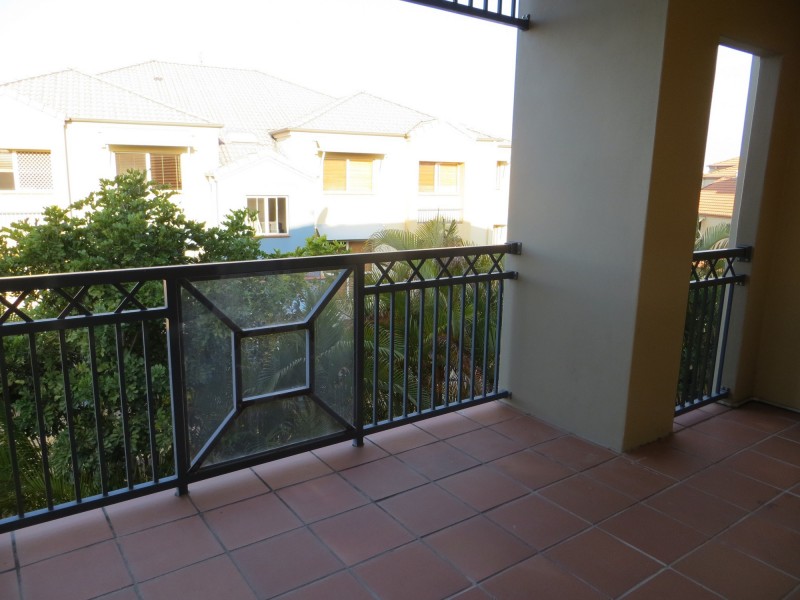 13/82 Limetree Parade, Runaway Bay QLD 4216