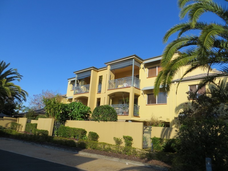 7/82 Limetree Parade, Runaway Bay QLD 4216