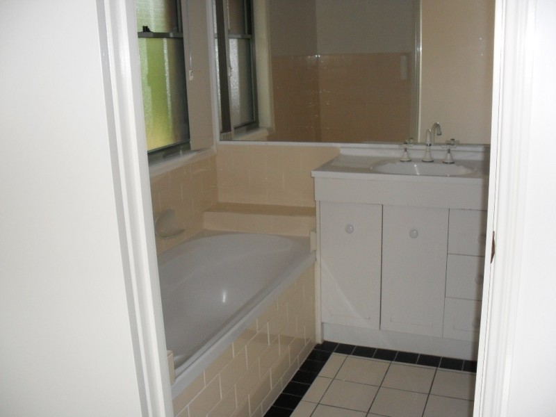 18 BATCHWORTH RD, Molendinar QLD 4214