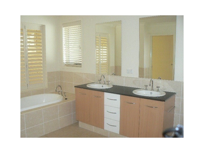 21 Fairway Court, Mount Ommaney QLD 4074